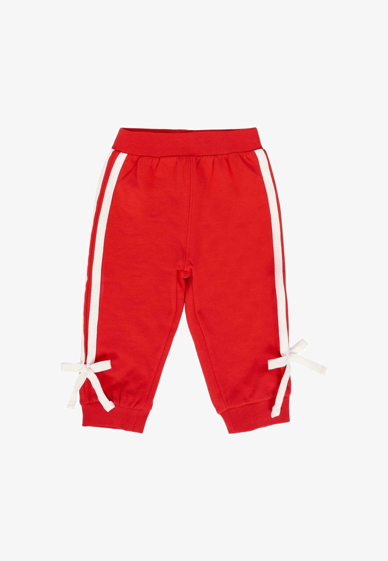 Rode peuterbroek met witte zijstreepjes en witte strikjes vlakbij de elastische enkelboorden, met een elastische tailleband.