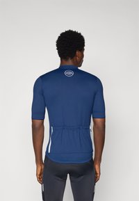 Maillot de cyclisme bleu marine à manches courtes, avec une fermeture éclair, au design ajusté et un détail de logo à l'arrière. Comprend des accents latéraux contrastants.
