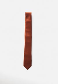 Corbata de seda marrón con una textura suave y forma estrecha, con una punta afilada y un sutil patrón de ribetes diagonales.