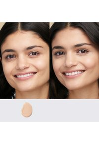 Muestras de base junto al rostro de una modelo, mostrando un lado con el producto y otro sin él. Textura cremosa, color beige claro.