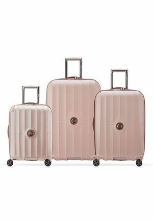 3 PACK ST TROPEZ EXPANDABLE 4 DOUBLE ROLLS TROLLEY L M S - Kofferset - pink