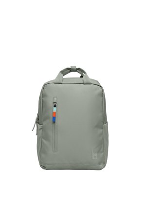 Hellgrauer rechteckiger Rucksack mit oberen Griffen, vorderer vertikaler Reißverschlusstasche mit farbigem Reißverschlussanhänger, Seitentaschen und "GOT BAG" Logo vorne.