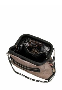 Bolso pequeño de material beige texturizado con interior negro, que presenta un patrón floral, correa de cadena y bolsillo exterior con cremallera.