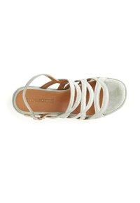 Sandal in suede grigio chiaro con più fasce incrociate e punta quadrata. Presenta una soletta in pelle liscia con logo impresso.