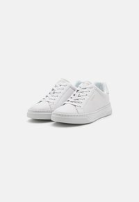 Weiße Leder-Sneaker mit runder Zehenpartie, flacher Gummisohle und Schnürung vorne. Merkmale sind dezentes Branding und eine glatte Textur.