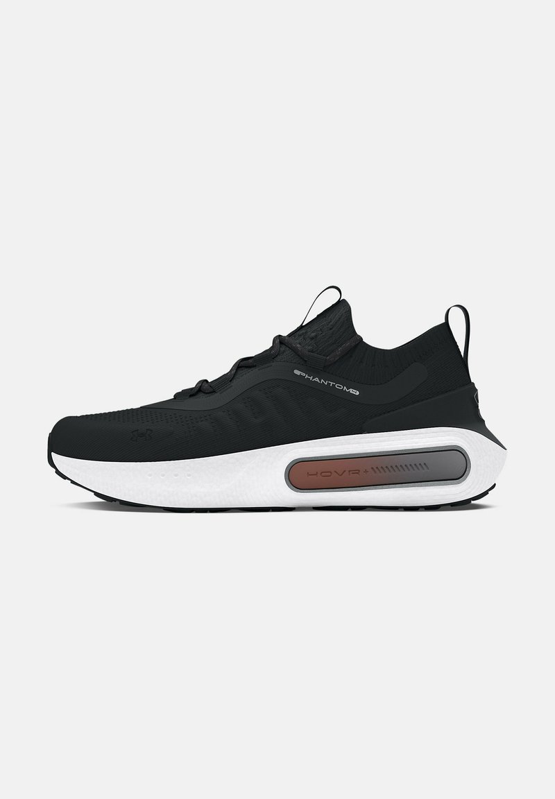 Chaussure de sport noire avec un dessus texturé, semelle intermédiaire blanche et accent en HOVR de couleur marron. Elle est dotée d'une languette de traction et de lacets.