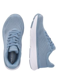 Ljusblåa träningsskor med en texturerad mesh-övre, vit mellansula och platta snören. Har en vadderad insida och ett mönstrat design.