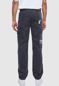 Karl Kani OG GY WOREAR LOGO PRINT DENIM - Traperice ravnih nogavica - bleached black