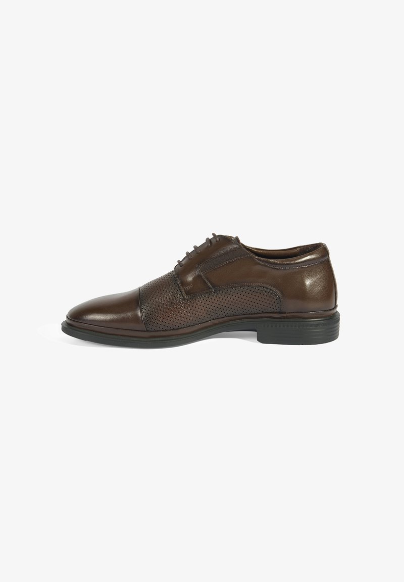 Chaussure habillée en cuir marron avec un design perforé et une finition lisse. Bout rond et fermeture à lacets. Semelle en caoutchouc pour une bonne adhérence et un confort optimal.