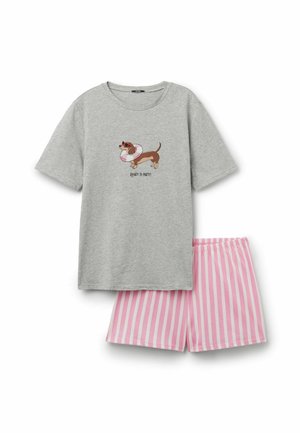 Camiseta gris de manga corta con un perro de dibujos animados que lleva un flotador y el texto "¡Listo para la fiesta!", combinada con pantalones cortos a rayas rosas y blancas.