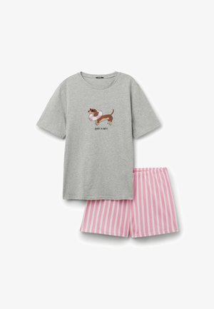 Camiseta gris de manga corta con un perro de dibujos animados que lleva un flotador y el texto "¡Listo para la fiesta!", combinada con pantalones cortos a rayas rosas y blancas.