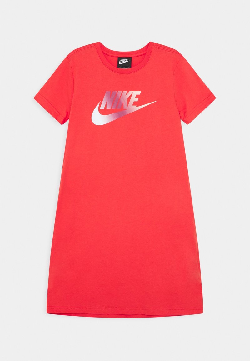 Czerwona bawełniana sukienka T-shirt z krótkimi rękawami. Na piersi znajduje się wypukłe srebrne logo Nike oraz okrągły dekolt.