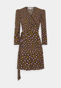 Braunes Wickelkleid mit langen Ärmeln und einem rosa-schwarzen Leopardenmuster. Enthält einen Bindegürtel in der Taille. Glatte Stoffoberfläche.