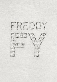Tissu blanc avec « FREDDY » et « FY » embellis de strass argentés disposés dans une police audacieuse. Texture lisse, sans motifs supplémentaires.