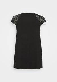Blusa negra con mangas cortas tipo manga de capucha y detalles de encaje floral. Tejido suave y ligeramente texturizado con un corte holgado y dobladillo redondeado.