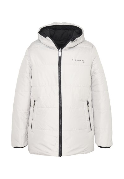 Giubbotto puffer grigio chiaro con cappuccio, foderato di nero, chiusura frontale con zip e due tasche laterali con chiusura a zip. Logo "RICHMOND" sul petto.