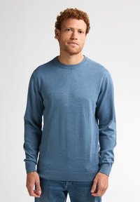 Blauwe, lange mouwen trui in een soepele brei met een ronde halslijn en ribbels aan de manchetten en de onderrand. Draag met denim jeans, frontaal gepositioneerd.
