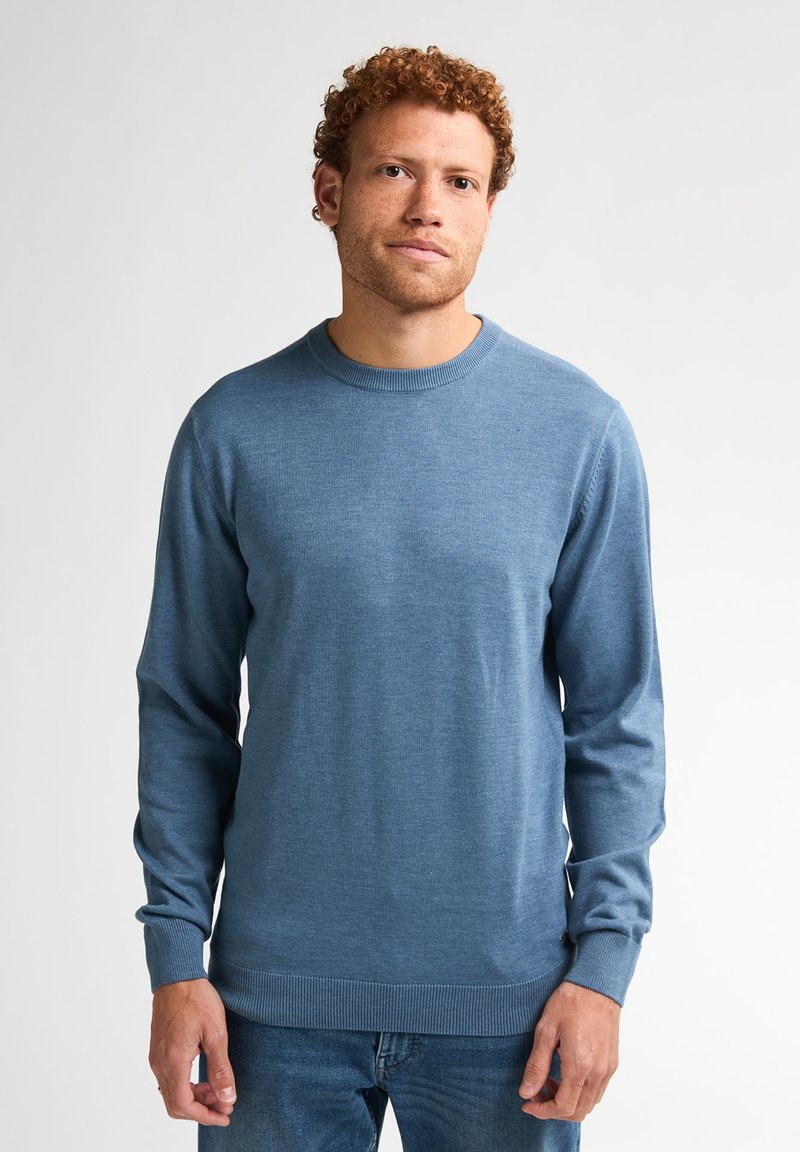 Blauwe, lange mouwen trui in een soepele brei met een ronde halslijn en ribbels aan de manchetten en de onderrand. Draag met denim jeans, frontaal gepositioneerd.