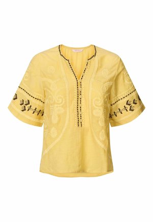 Geel geborduurde blouse met korte mouwen, voorzien van zwarte accenten en ingewikkelde patronen op de voorkant en de mouwen.