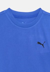 Μπλε T-shirt με στρογγυλή λαιμόκοψη και μικρό μαύρο λογότυπο Puma στην αριστερή πλευρά του στ ήθους.