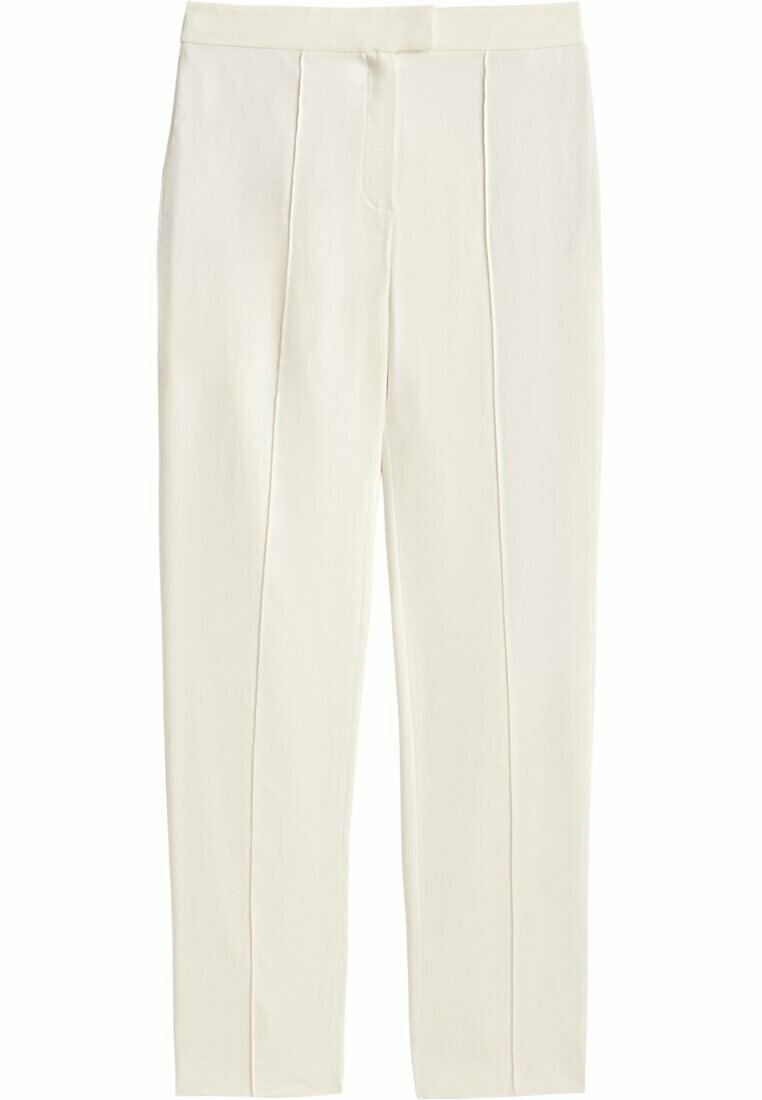 Pantalon beige clair sur mesure avec plis devant, ceinture et fermeture avant dissimulée, présenté à plat sur fond blanc.