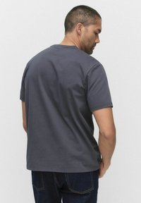 Grå bomulds t-shirt med korte ærmer og rund hals, med en glat tekstur og en almindelig pasform. Ingen synlige logoer eller mønstre.