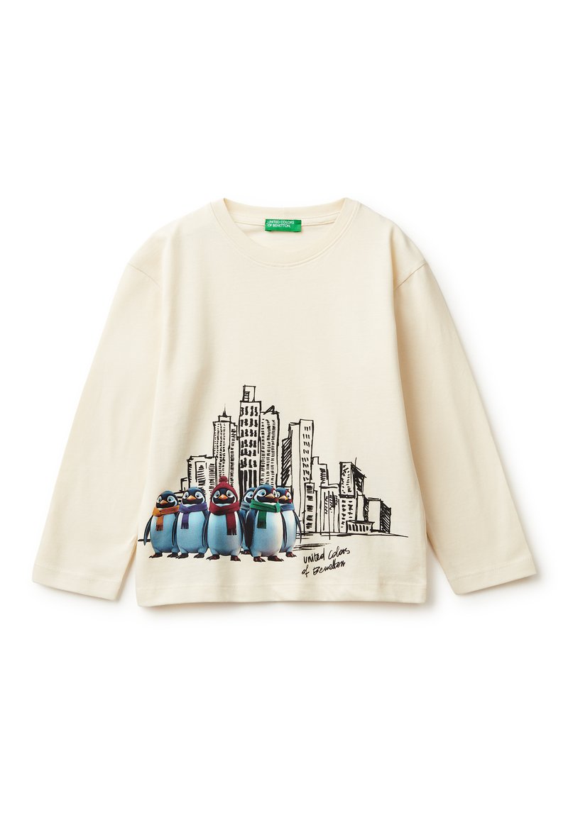 Kremowa koszula z długim rękawem z rysunkowymi pingwinami w szalikach oraz grafiką miejskiego pejzażu. Miękki materiał bawełniany, okrągły dekolt, luźny krój.