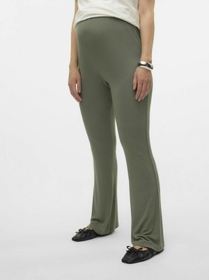 Olivovo zelené tehotenské flared nohavice s ribovaním vyrobené z jemného materiálu, s elastickým pásom a hladkým povrchom. Nosené s čiernymi balerínami.