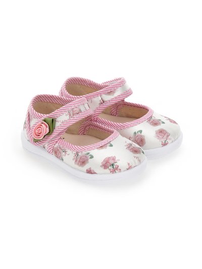 Zapatos de ballet de lienzo florales con rayas rosas y blancas, con un acento de rosa en el lateral y una suela de goma blanca.