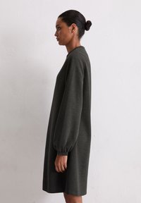 Robe à manches longues, vert foncé, avec une coupe décontractée, dotée d'un col rond et de manches froncées, fabriquée dans un tissu doux et texturé.