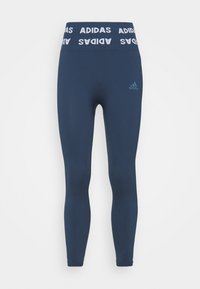Leggings azul marino con una cinturilla ancha que presenta la marca "ADIDAS" en blanco. Fabricados con tejido elástico, de textura suave y diseño aerodinámico.