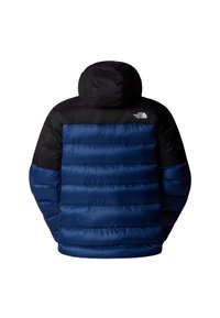 Ocieplana kurtka z niebieskim korpusem i czarnym kapturem. Posiada błyszczącą teksturę, poziomy wzór pikowania oraz logo na górnej części pleców.