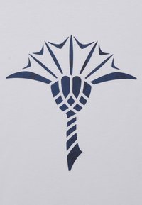 Jūras zila grafiskā logo, kas iezīmē stilizētu ziedam līdzīgu dizainu ar smailiem ziedlapu galiem, uz balta fona, ar teksturētu izskatu.