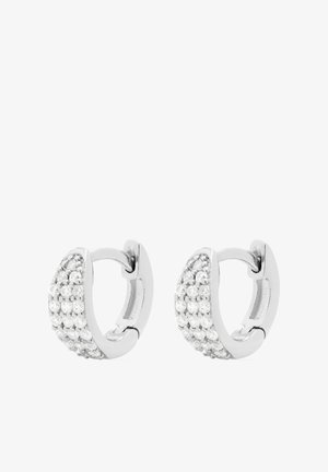 Silberne Creolen in Halbmondform, verziert mit klaren Strasssteinen in einem Rautenmuster und einem Scharnierverschluss.