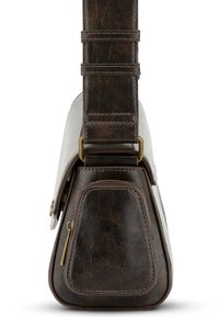 Barna bőr keresztpántos táska textúrázott felülettel, trapezoid forma, állítható pánttal és dekoratív cipzár részlettel az oldalon.