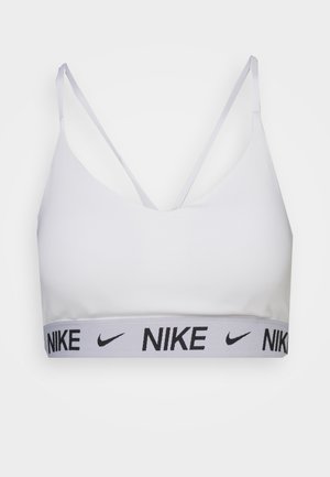 Sujetador deportivo blanco con tirantes finos, que presenta una banda gris con letras negras "NIKE". Textura suave, diseño de escote bajo.