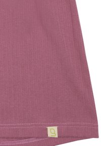 Geribbelde, lichte stof in een stofroze kleur met een klein logolabel in de onderhoek; beschikt over contrasterende stiksels langs de zoom.