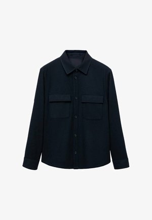 Chemise boutonnée bleu marine à manches longues, avec deux poches poitrine et un col. Fabriquée dans un tissu doux et texturé avec un minimum de détails.