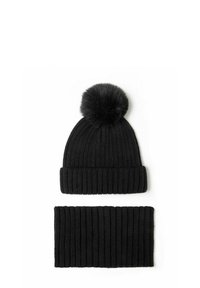 Svart stickad mössa med en pom-pom på toppen och en matchande ribbad halsvärmare. Båda har en mjuk textur och en lätt design.