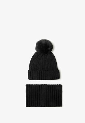 Schwarze gestrickte Mütze mit einem Pompon oben und einem passenden, gerippten Halswärmer. Beide haben eine glatte Textur und ein leichtes Design.