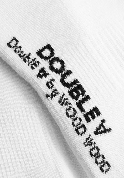 Tissu blanc texturé avec un texte noir tricoté « DOUBLE A THREAD Durable yarn socks » visible sur le bord plié.