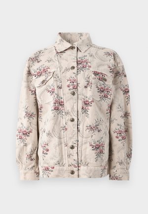 Denim jacket dengan cetakan bunga berwarna beige, dihiasi dengan bunga pink dan abu-abu, dilengkapi dengan dua kantong dada, penutup kancing di bagian depan, dan kerah standar.