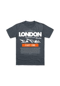 Dunkelgraues Baumwoll-T-Shirt mit auffälligem weißen Text "LONDON" und orangefarbenen Akzenten im Graffiti-Stil, das urbane Designelemente präsentiert.