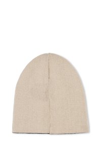 Berretto a maglia beige con una vestibilità aderente. Testura liscia, corona arrotondata e dettaglio di cucitura verticale lungo la cucitura superiore.