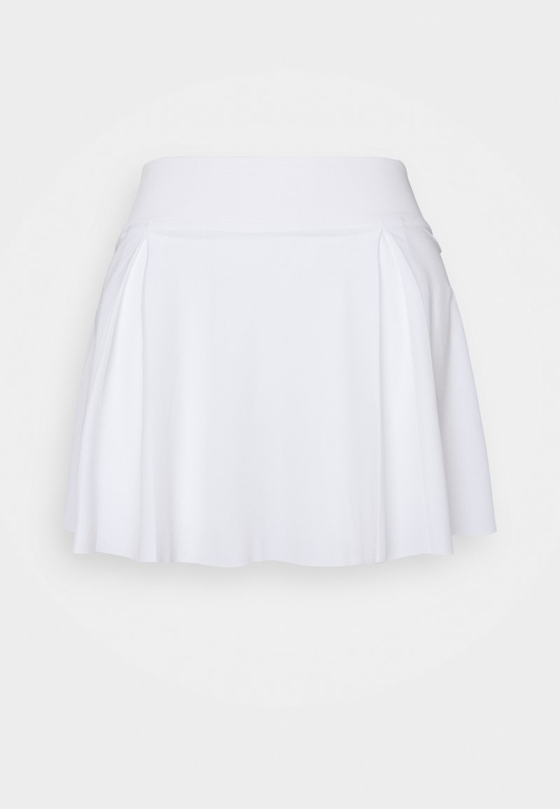 Jupe de tennis blanche plissée avec une large ceinture, longueur genou, présentée sur un fond blanc uni.