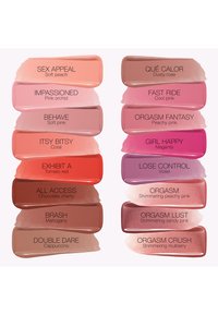 Nuanciers de rouge à lèvres étiquetés par nom et teinte, présentant des tons pêche douce, orchidée rose, corail, rouge tomate, chocolat cerise, rose poudré, magenta, violet et rose scintillant.