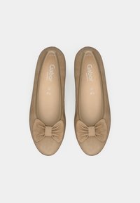 Ζευγάρι μπεζ γυναικείες μπαλαρίνες με υφασμάτινους φιόγκους στα δάχτυλα, με την ετικέτα Gabor Comfort, μέγεθος 4½, τοποθετημένες σε λευκό φόντο.