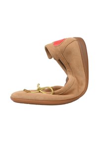 Pantoufle en daim marron avec un accent rouge. Présente une semelle douce et flexible ainsi qu'un système de lacets en boucle pour un ajustement sécurisé. Surface texturée.