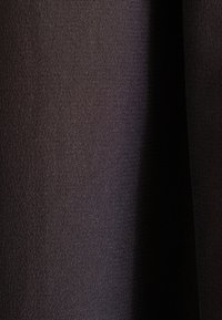 Tessuto marrone scuro, testurizzato, con una leggera lucentezza. Superficie liscia e leggermente riflettente con sottili linee orizzontali. Ideale per rivestimenti o tendaggi.