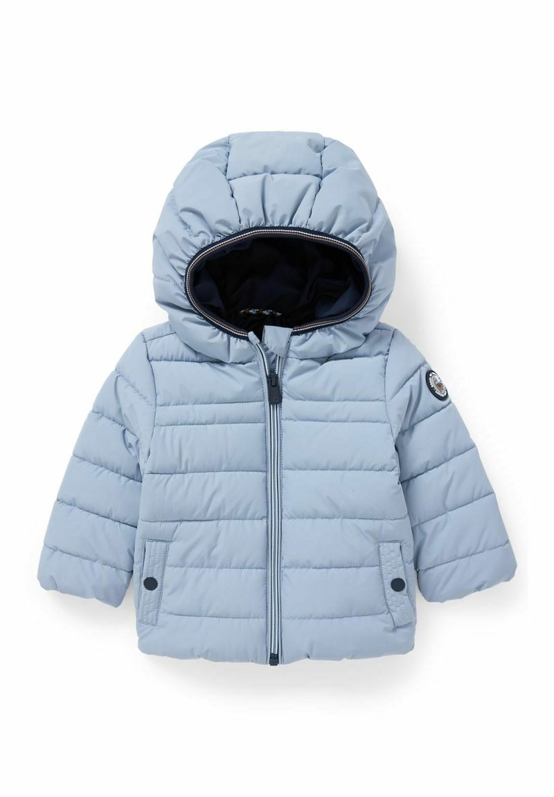 Vaaleansininen puhvitakki hupulla, jossa on tikattu muotoilu ja etuvetoketju. Mukana sivutaskut napilliset sulkimet ja kontrastivärinen vuori.